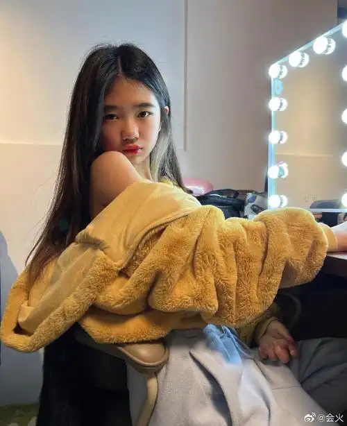 曹格女儿grace曹华恩近照#姐姐长大也太美了吧,才11岁诶