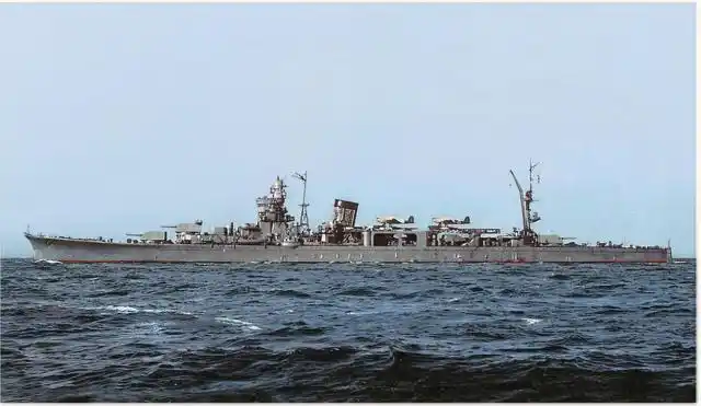 "矢矧"号轻巡洋舰,同属"阿贺野级"轻巡洋舰,1945年战争末期,在九州外