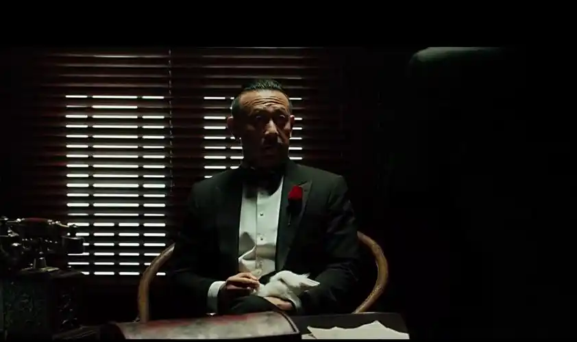 四十年后,姜文把这一幕复制在自己的新作《一步之遥》中.