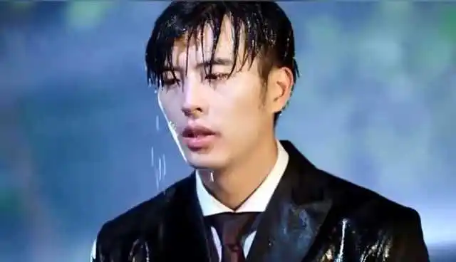 痴情男主淋雨求原谅合集娇妻伤心不肯见男主站在雨里苦苦等待