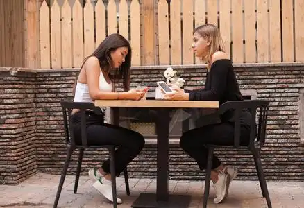 亚洲两个人聊天图片