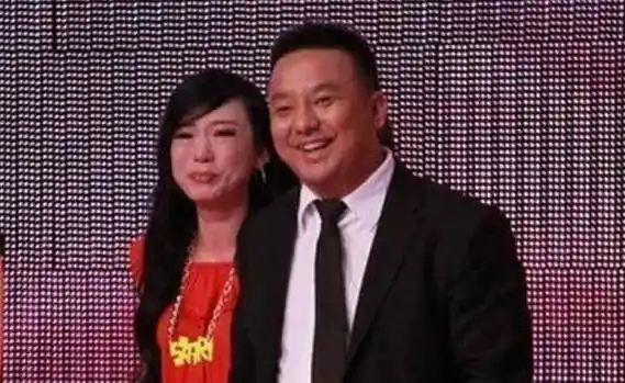 三,婚前意外怀孕就在这个时候,一个名叫何嘉文的男子闯进了王佳的生活