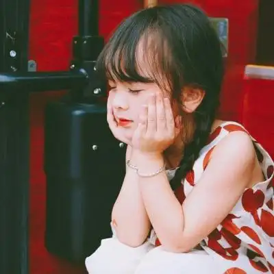 "肚子还小,还可以吃"可爱小女孩头像