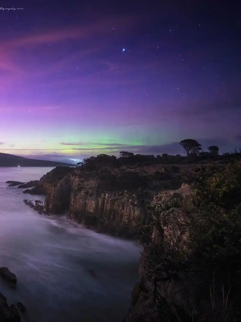 那一点光, 和夜末最后一片南极光, 同时出现在还未完成的日夜交替之中