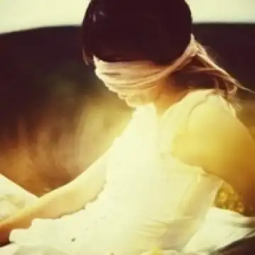 捂住眼睛是不是就不会受伤,女生头像图片-回车桌面