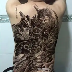 纹身贴满背女