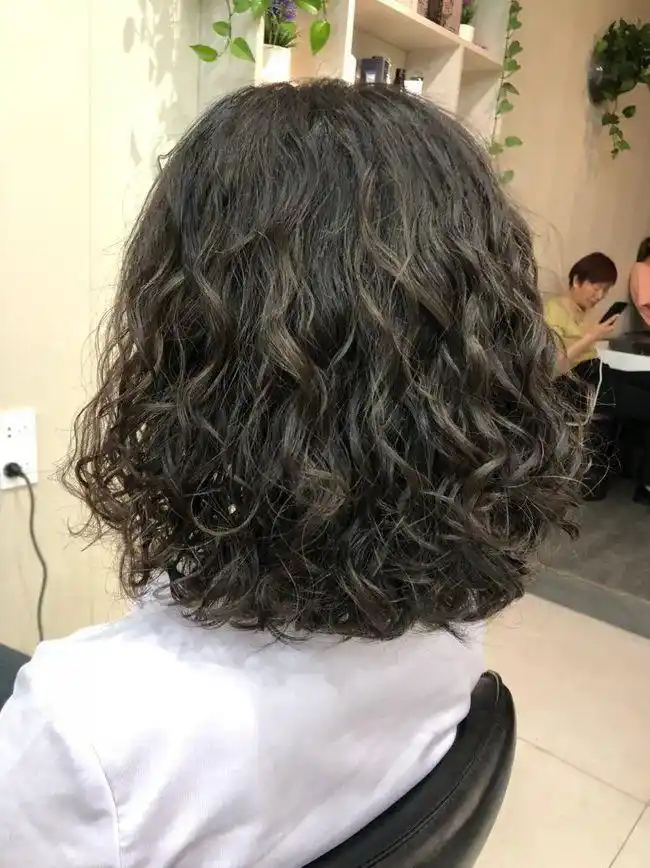 女人过了50岁,发型不能太夸张,我看好这3种|短发|烫发|染发|盘发_网易