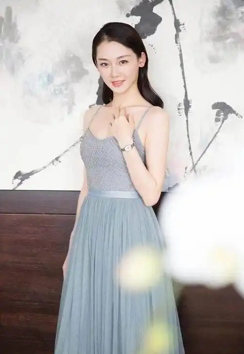 老婆苗苗穿深v大秀身材,绝美气质太高级_礼服_女生_气息