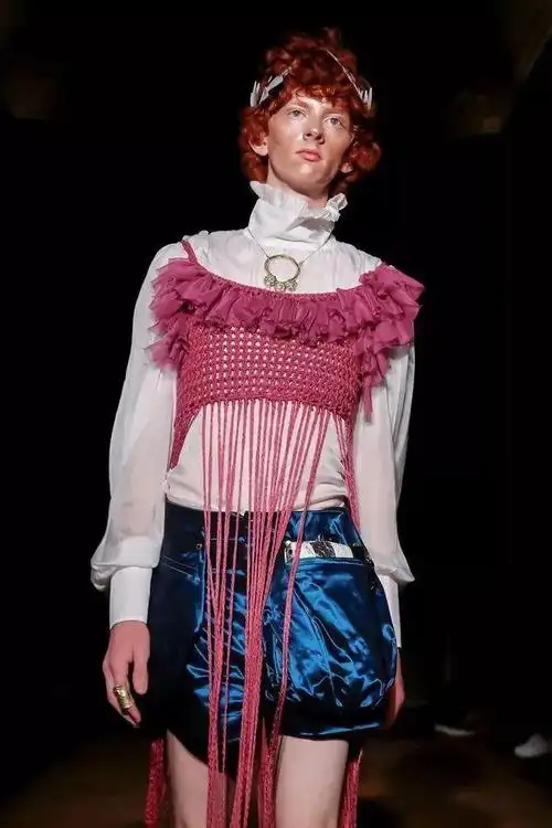 刘亦菲女扮男装的花木兰也太刚了那么难道当男生穿上蓬蓬裙就要形容他