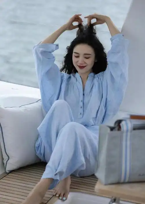 01 亚麻的面料,强调造型的慵懒范宋佳的这身造型,配色是全身穿搭的