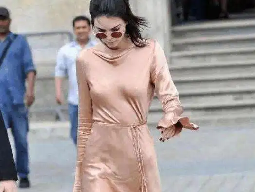 一漂亮女生竟然忘穿内衣出门,真是辣眼睛,背后原因值得深思?_网易订阅