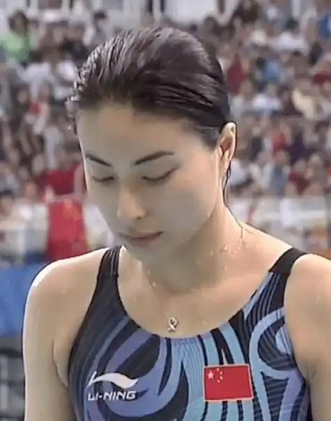 跳水皇后郭晶晶亮相时尚活动,优骓活力女性穿搭典范_风格_魅力_成为了