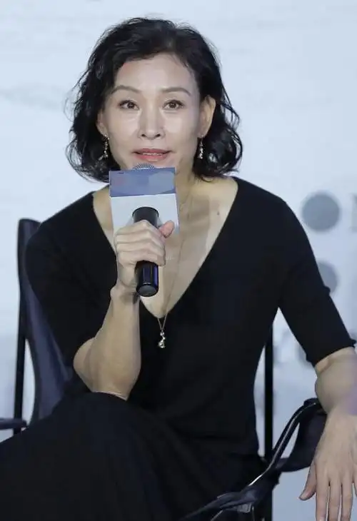 陈冲越老气场越大烫了摩卡波波头短发穿黑色连衣裙简约又优雅