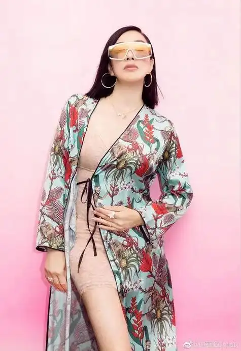 钟丽缇,香港演员,被称为性感女神,和比她小12岁的张硕伦姐弟