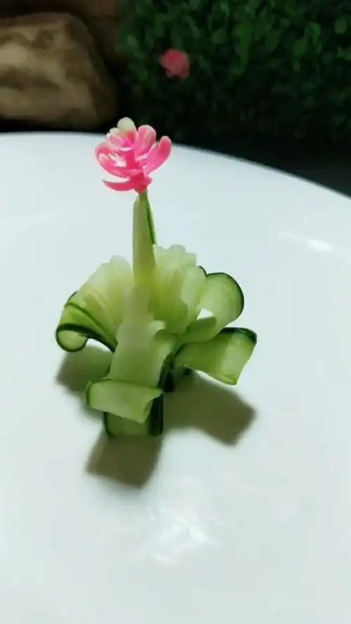 用黄瓜把做摆盘盘饰,不需要大厨级别刀工也能学会