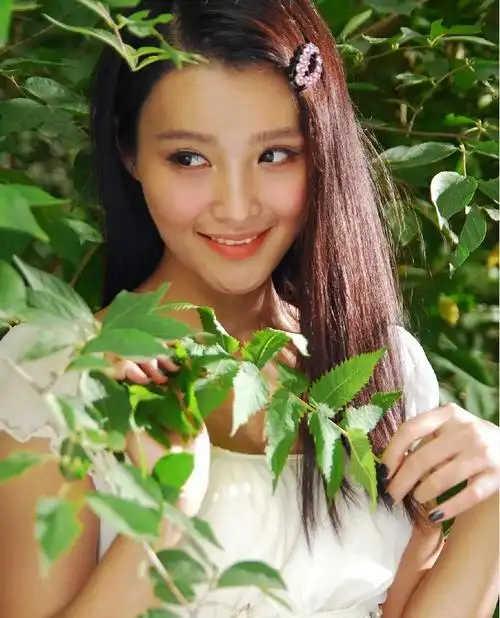 美女白庆琳:被公司雪藏,嫁硬汉徐僧生女,离婚后活成自己的老公