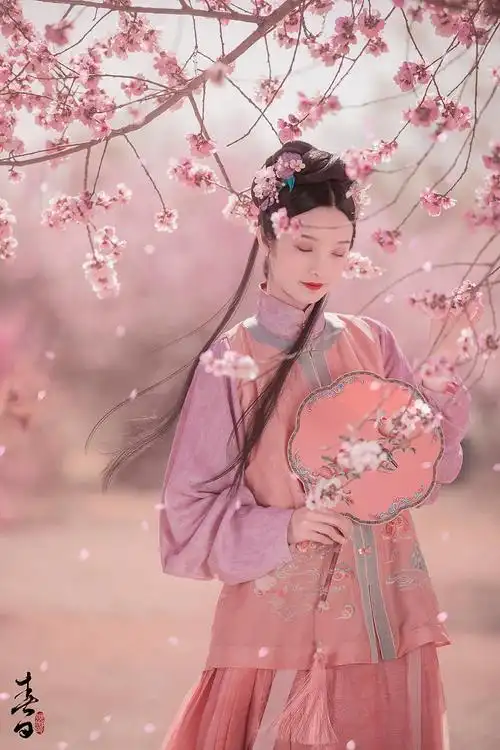 粉色汉服古装美女花园唯美图片