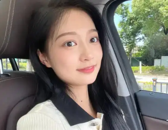 中传"漂亮学姐"冯琳素颜照曝出,满脸胶原蛋白,看了很难不心动