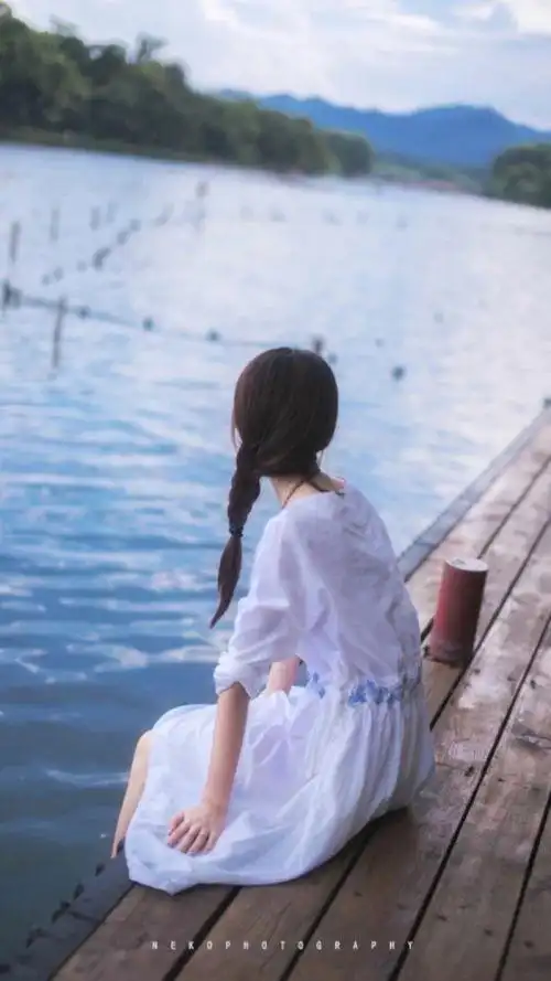 女生背影皮肤伤感