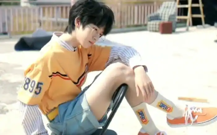 tnt贺峻霖来看兔腿吗挑眉