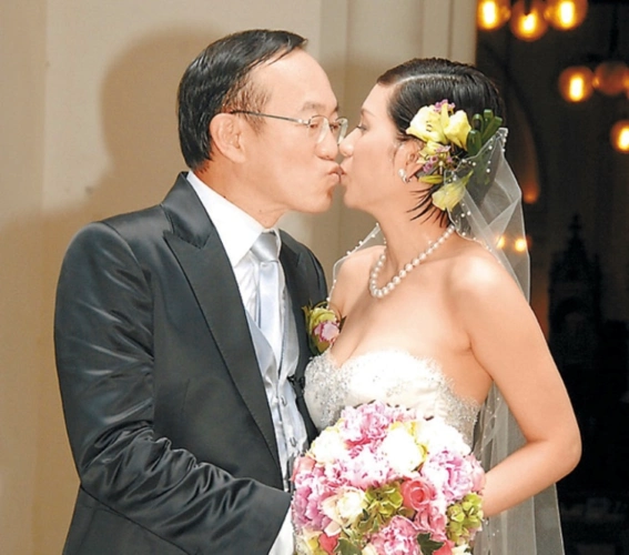 原创罗慧娟与深爱她的两个男人丈夫连续9年登报纪念周星驰不结婚