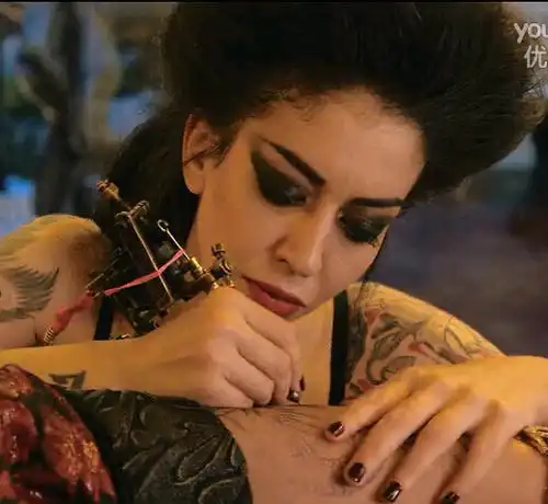 电影超体里面这个给张先生纹身的女演员叫什么名字?