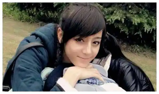 迪丽热巴走哪捂哪新举动被疑姿态故作旧照曝光惹争议