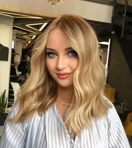 也可以尝试这种浅金色的水波纹造型 ,让你美出异域风情