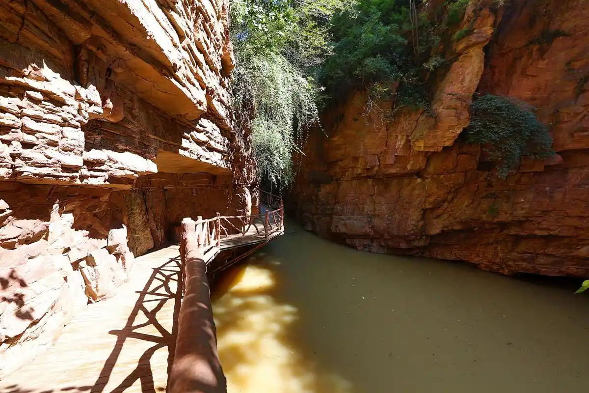 伏羲山大峡谷:郑州市新密市钟沟村的旅游胜地 伏羲山大峡谷,位于郑州