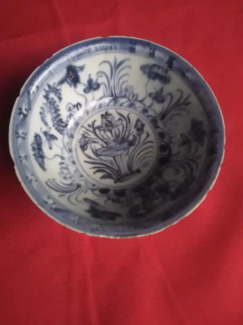 连天下雨无事做,喝茶赏物有空闲:元末明初一束莲青花缠枝纹碗, - 抖音