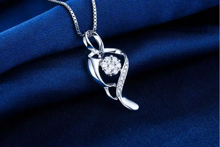 主钻分数(最低):3分 副钻分数:10分以下 款式:吊坠 形状:水滴形 钻石