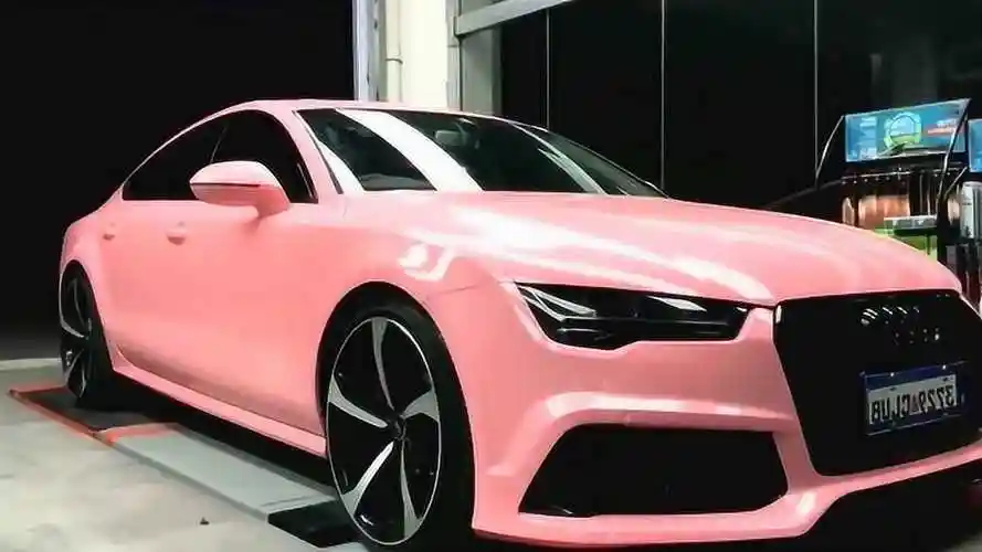 修理厂见到的一辆奥迪轿车,女车主让喷了粉色的车漆,太粉嫩了!