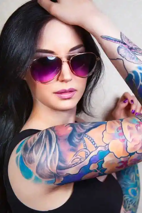 性感女孩纹着花臂