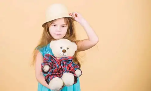 可爱的小女孩和可爱的玩具娃娃.玩具用于游戏,复制空间照片