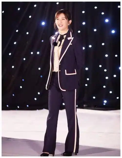 38岁谢娜不再装嫩,穿西装扎马尾成熟稳重,这才是当妈该有的样子_衬衫