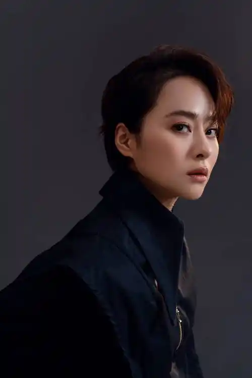 程琤写真大片曝光 酷飒有型气场全开_钱钱_热播_短发