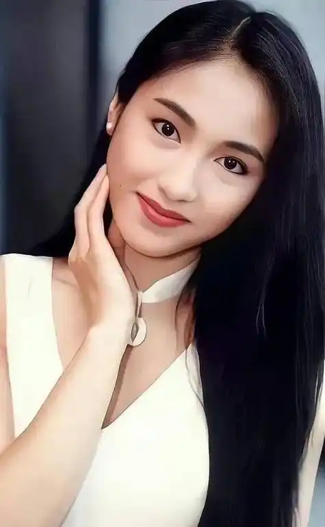 黎姿晒出近照,50岁的她依然美貌如初,双手插兜里,梨涡浅笑,满满的松弛