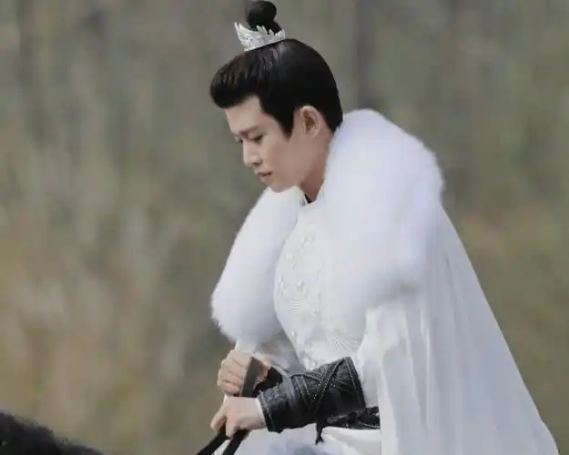 任嘉伦新剧杀青古装让人挪不开眼粉丝表示半永久吧