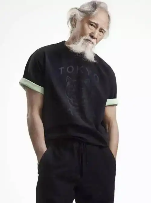 对于家庭,王大爷也是做到执子之手与之偕老.