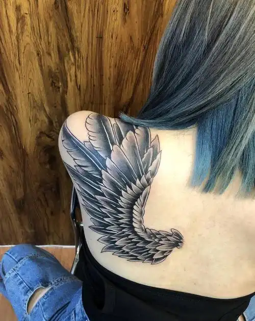 翅膀纹身图片_肩部新传统纹身图案