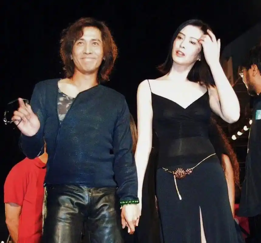 王祖贤齐秦合照被考古,那年周杰伦拿最佳专辑,孙燕姿拿最佳新人