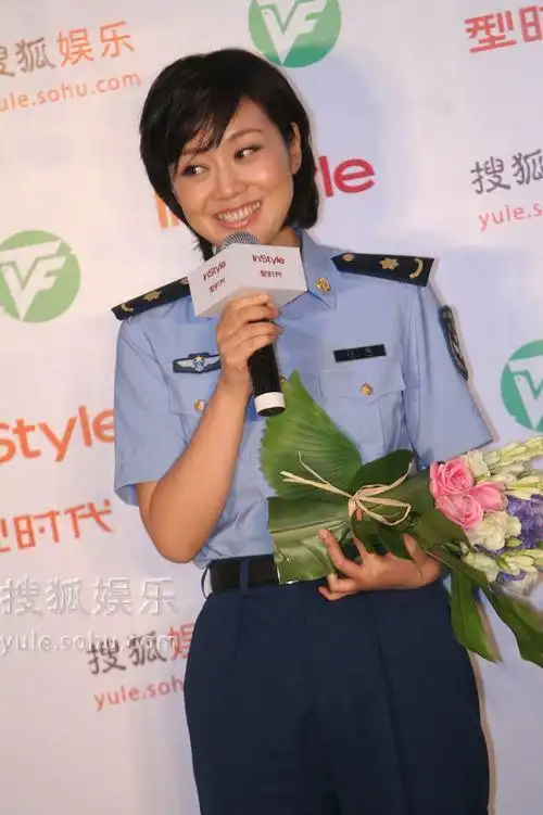 图:上海电视节票选活动-闫妮军装亮相