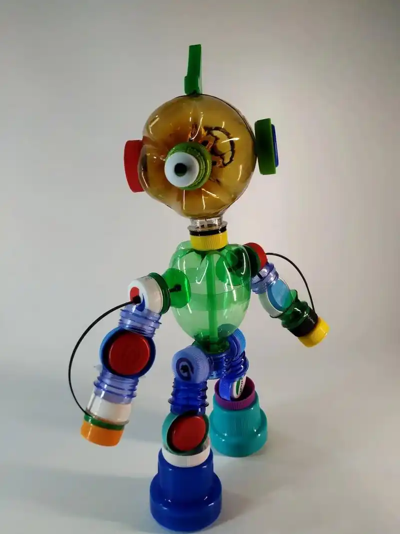 呆萌的机器人造型,每一个细节都值得和孩子细细品味,利用家中闲置物品