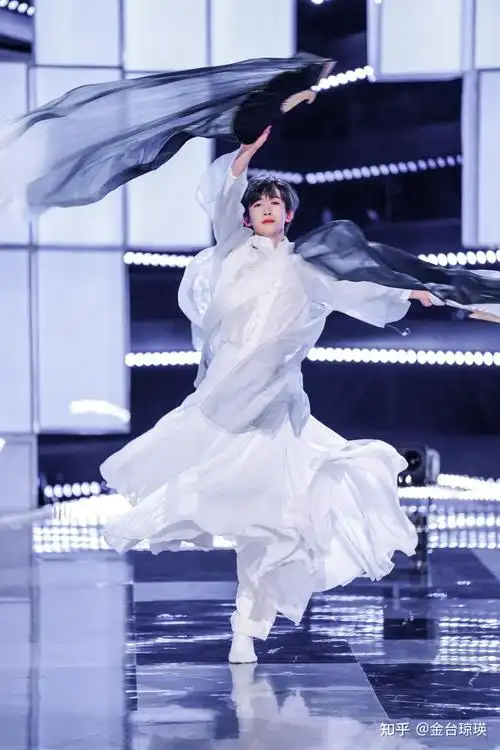 如何看待粉丝控评称刘宇为古典舞仙子