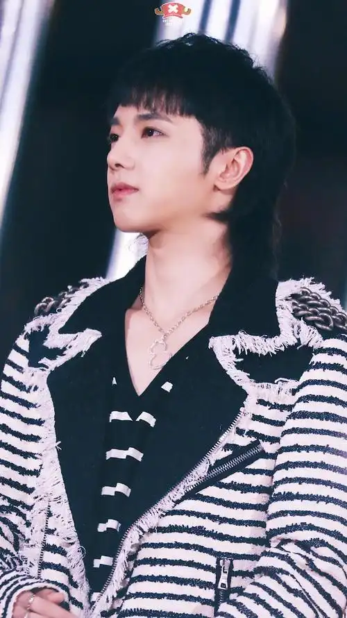 华晨宇绝美锁骨,魅力十足,优秀的锁骨,精致的五官