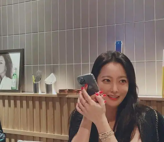 《神话》女主金喜善晒素颜,43岁仍有少女感,不愧韩国第一美女