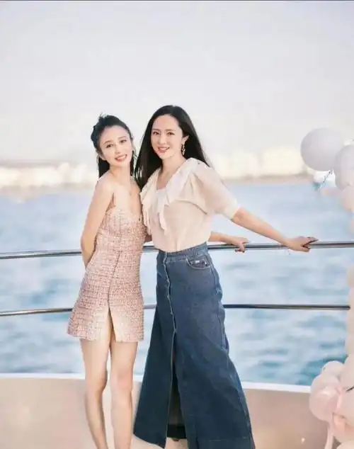 佟丽娅与董璇罕见同框颜值上都很养眼一个清纯一个美艳