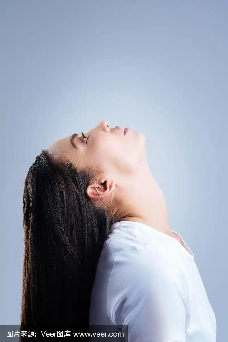 负责任的女人在滴鼻药水时头向后仰