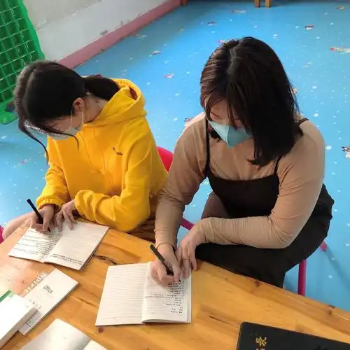 教师们每天都在学习专业知识,幼儿园不断的对老师进行培训,为了孩子的