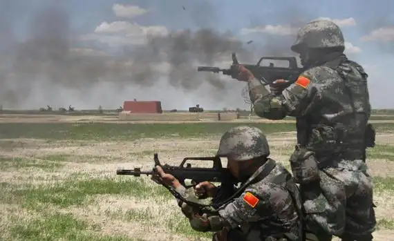 资料图:"和平使命2009年"上合组织军演中,解放军士兵正在进行突击